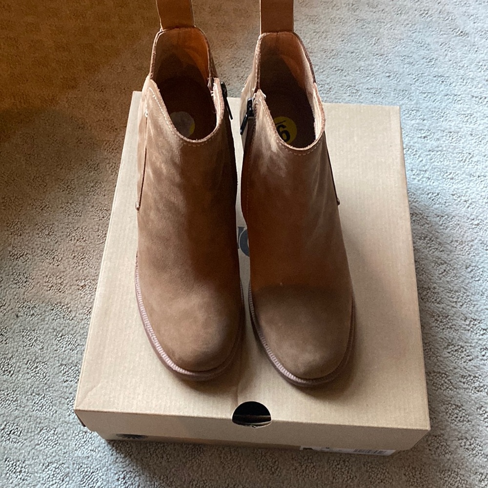 UGG Pixie boot size 9 color chestnut